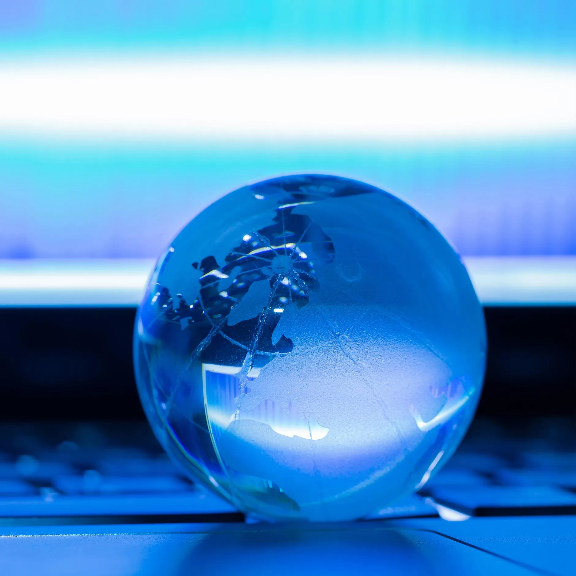 business-concept-glass-world-laptop